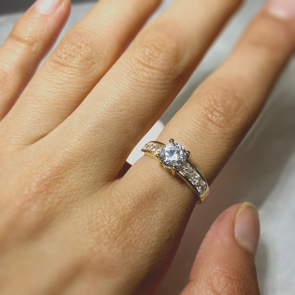 Exquisite 9ct Yellow Gold Ring Embellished with Cubic Zirconias