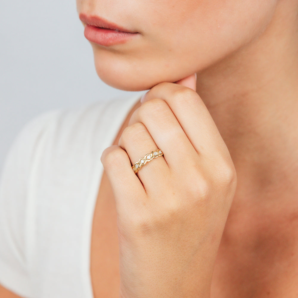 Stunning 9 Carat Yellow Gold Engagement Ring Adorned with 7 Round Brilliant Cut Diamonds in a Stylish Disc Setting