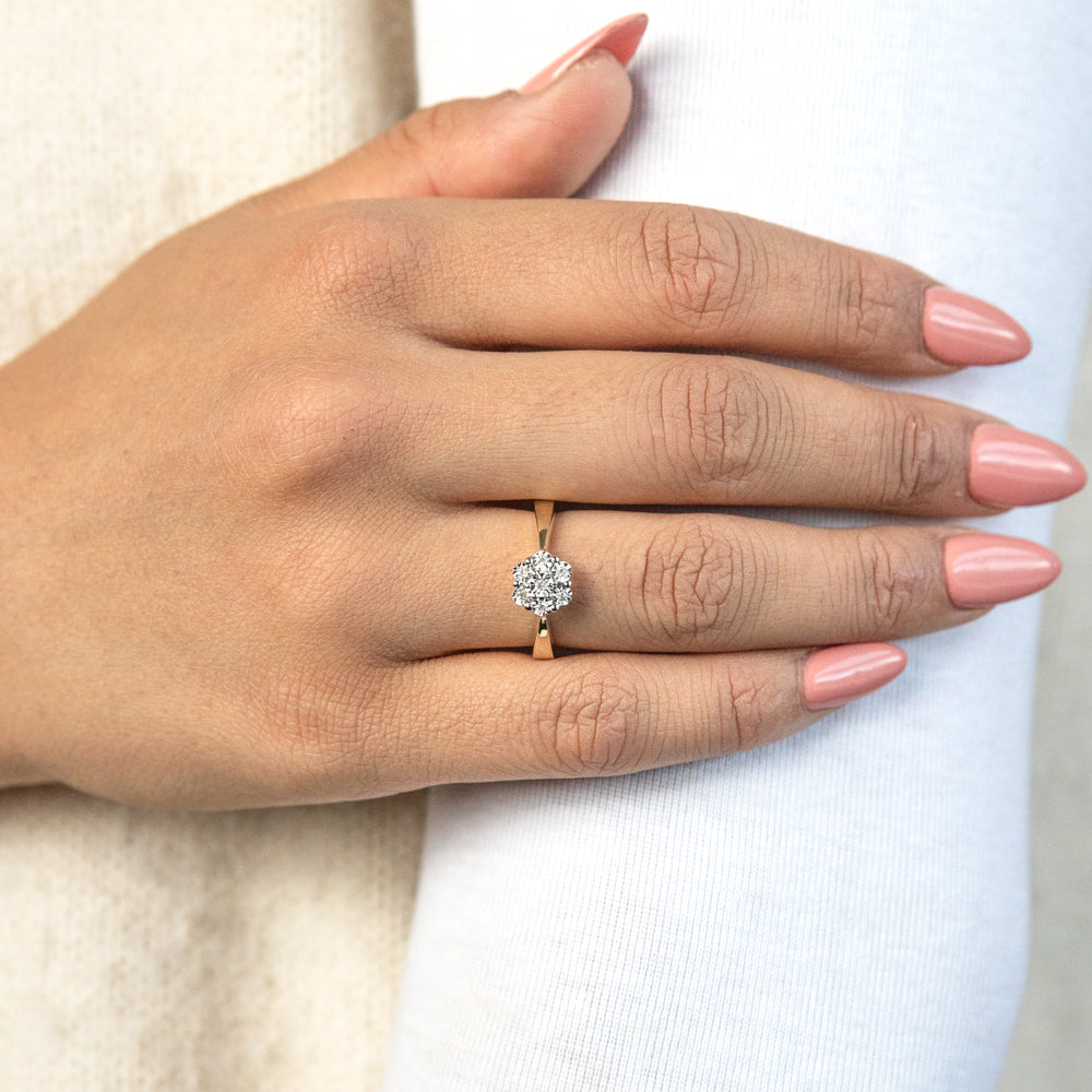 Exquisite 9 - carat Yellow Gold Diamond Ring Set Featuring Seven Beautiful Diamonds