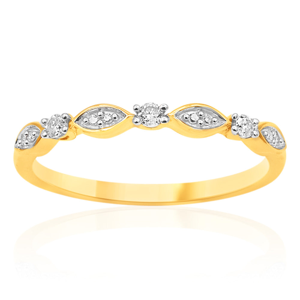 Stunning 9ct Yellow Gold Ring Adorned with 11 Brilliant Diamonds