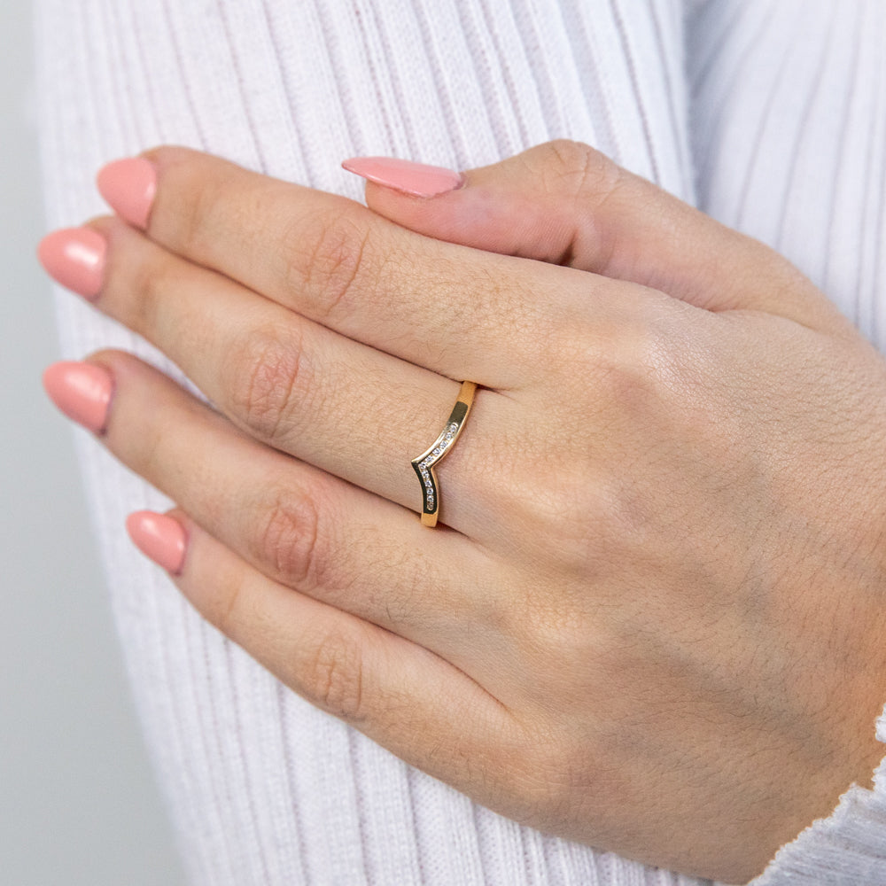 Exquisite 9ct Yellow Gold Diamond Ring Set Featuring 11 Sparkling Brilliant Diamonds