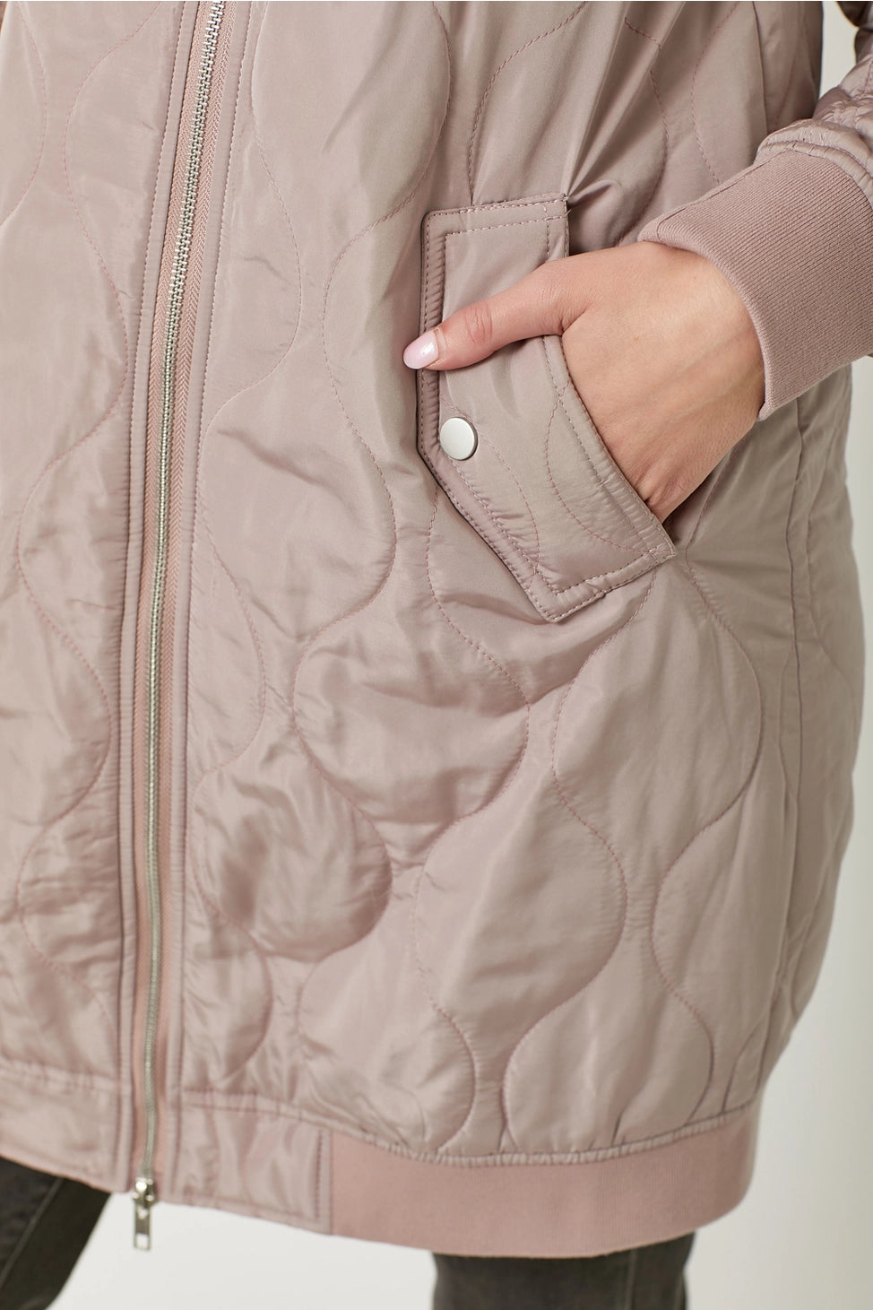 MYSTREE Stylish Quilted Long-Sleeved Bomber Jacket for Fashion Lovers