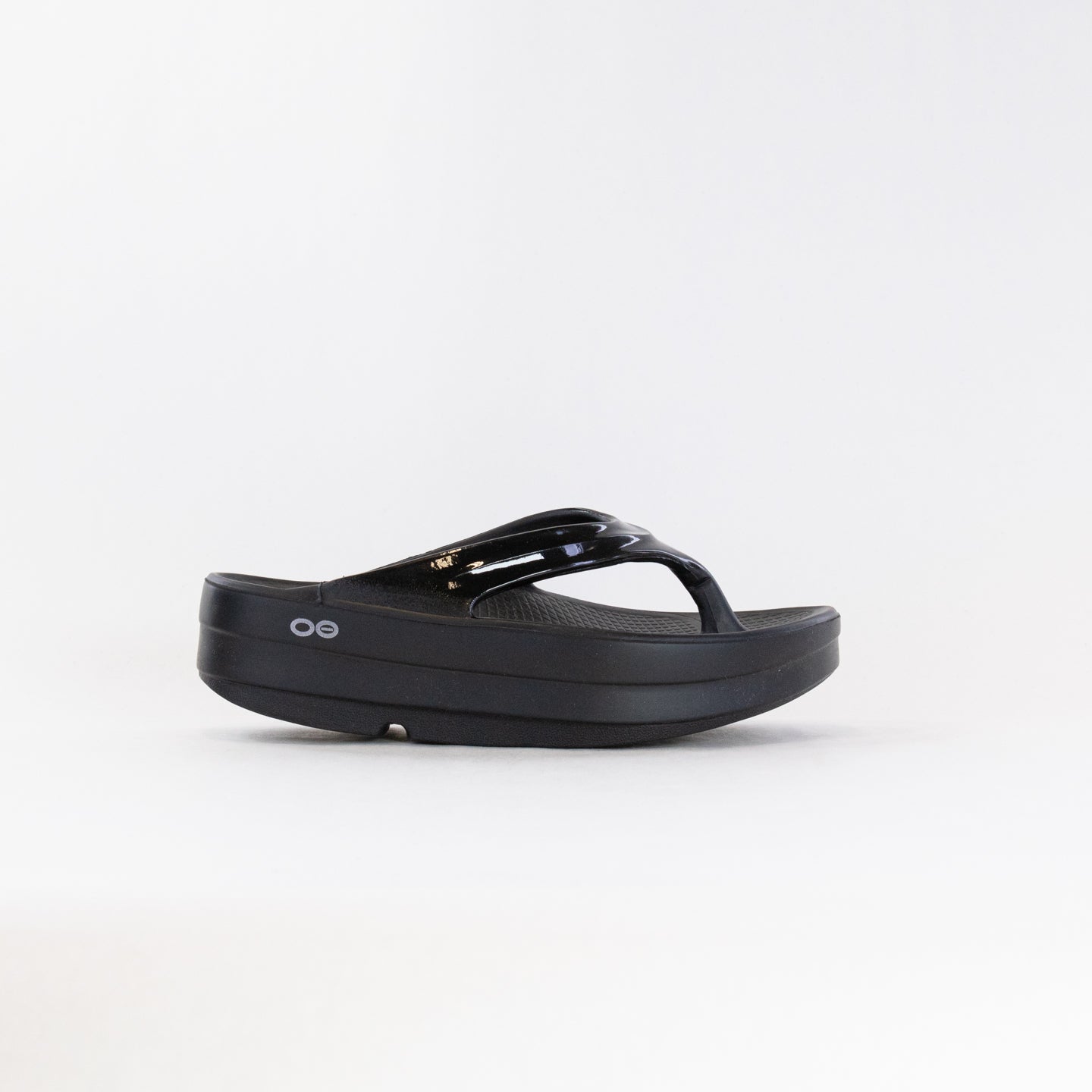 OOFOS Women's Black OOMega Oolala Thong Sandals for Active Recovery
