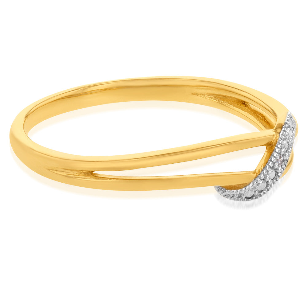 Exquisite 9ct Yellow Gold Ring with Captivating Diamond Stripes