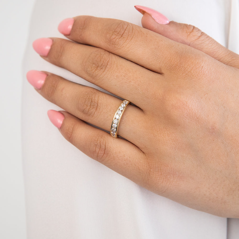 Exquisite 9ct Yellow Gold Ring Set with 10 Sparkling Brilliant Cut Diamonds