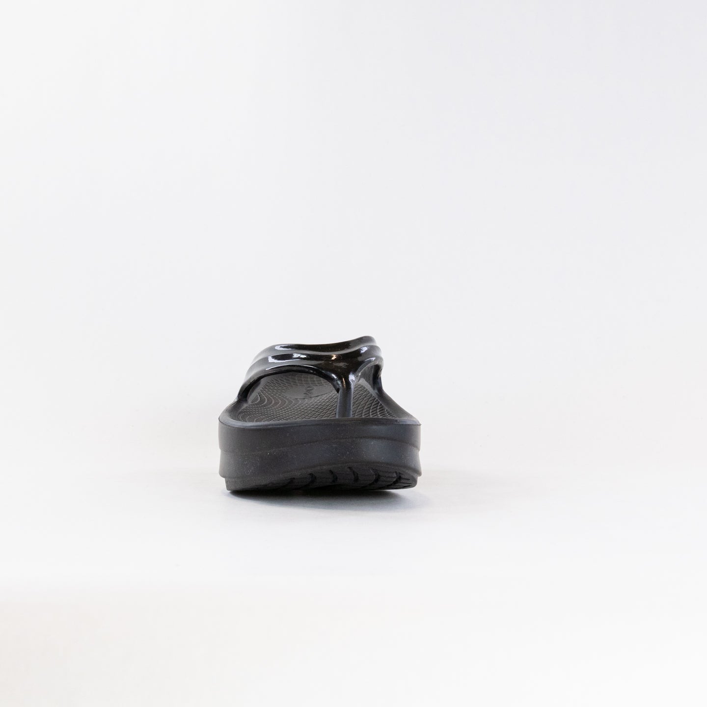 OOFOS Women's Black OOMega Oolala Thong Sandals for Active Recovery