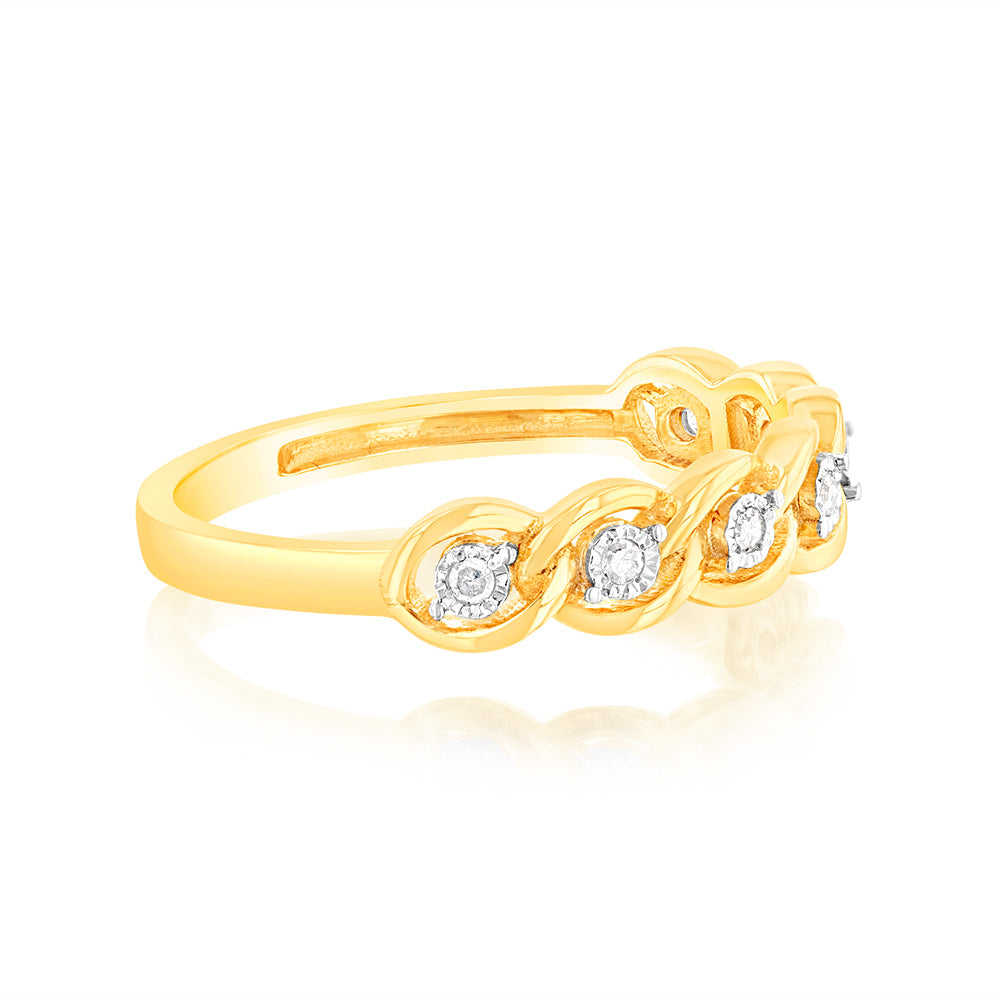 Stunning 9 Carat Yellow Gold Engagement Ring Adorned with 7 Round Brilliant Cut Diamonds in a Stylish Disc Setting