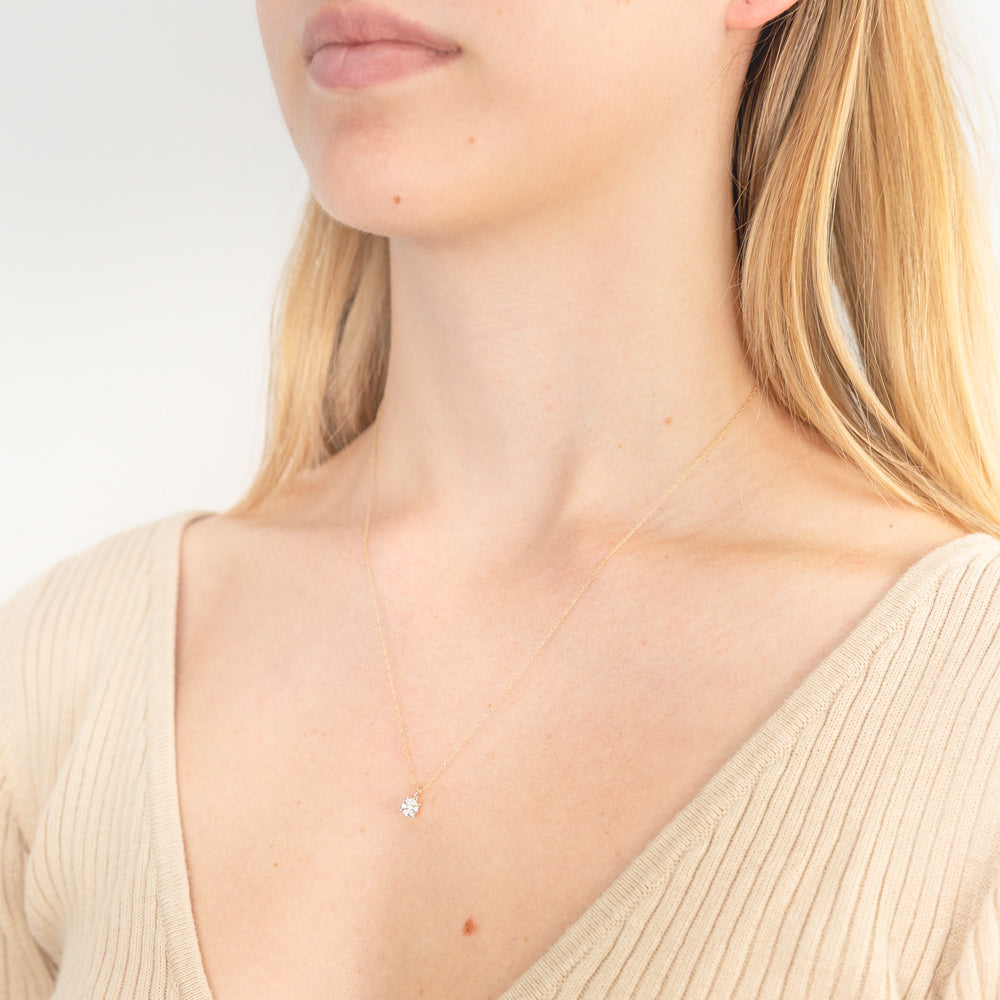 Stunning 9ct Yellow Gold Diamond Pendant Featuring 7 Sparkling Brilliant Diamonds Attached to a 9ct Gold Chain - A Classic Jewelry Piece