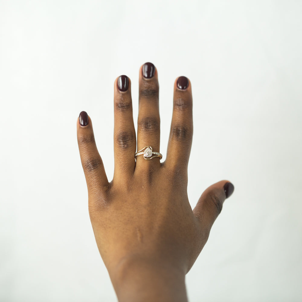 Exquisite 9ct Yellow Gold Ring Adorned with 14 Sparkling Brilliant Diamonds