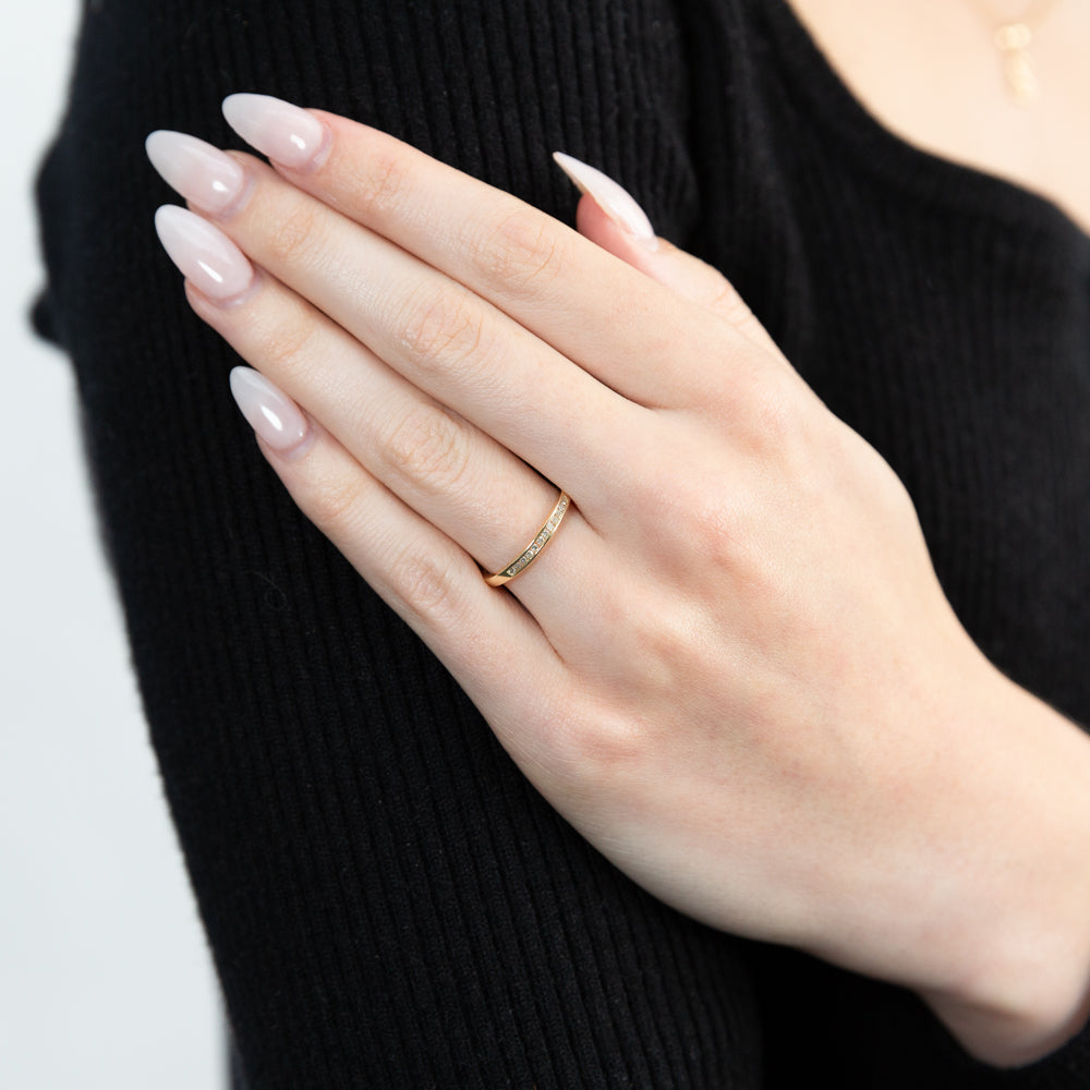 Stunning 9ct Yellow Gold Ring Set with 12 Sparkling Brilliant Diamonds