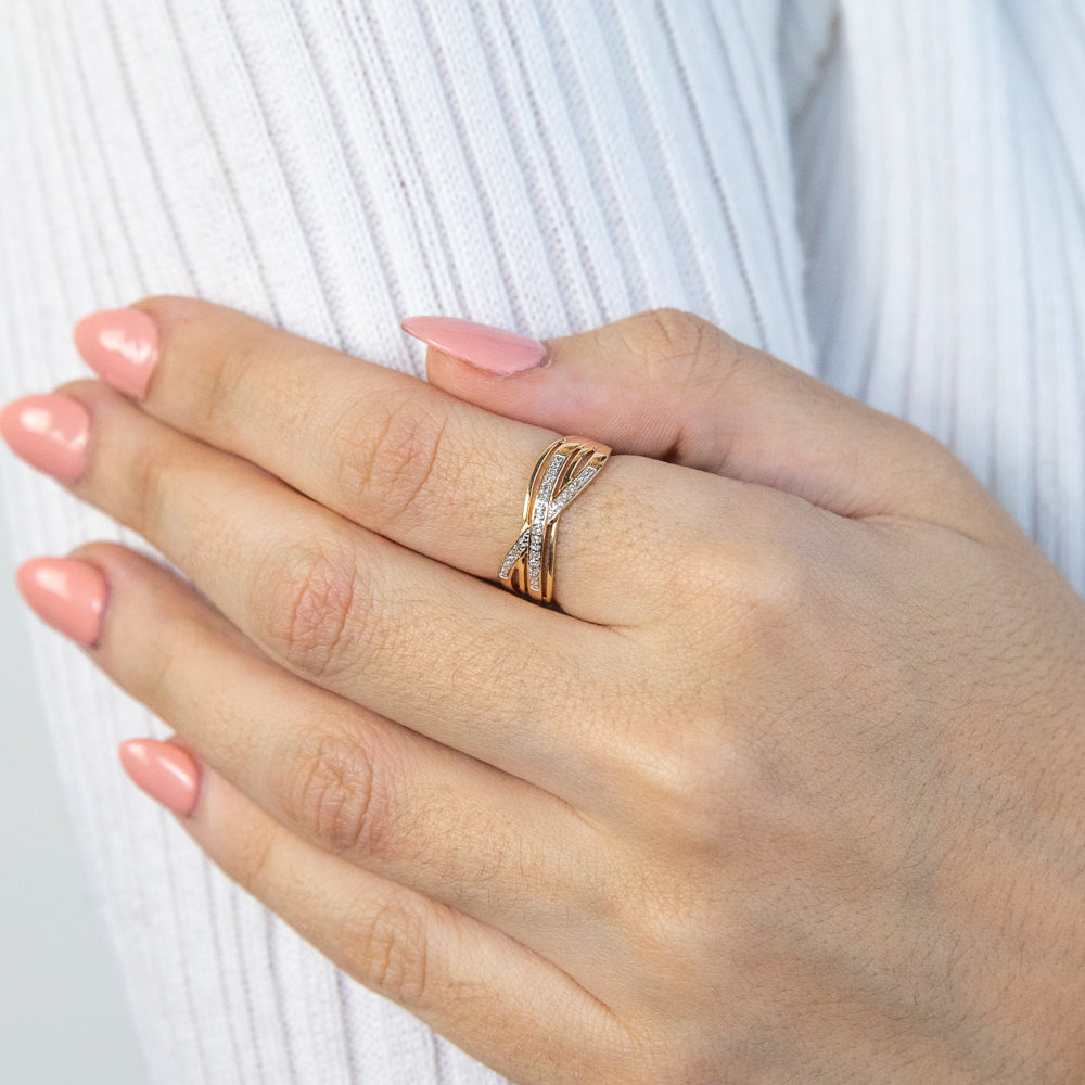 Exquisite 9 Carat Yellow Gold Diamond Ring Adorned with 20 Sparkling Brilliant Diamonds