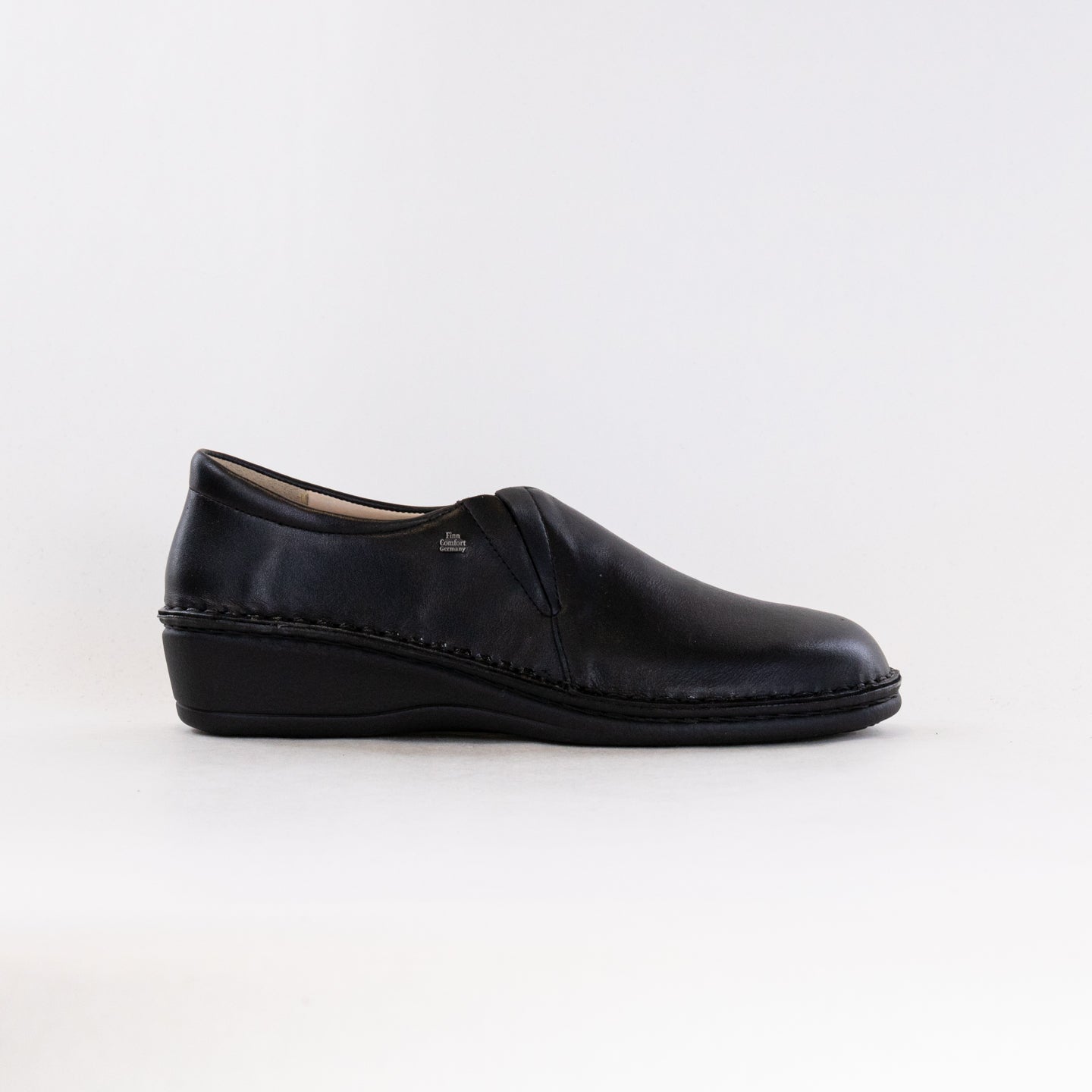 Women's Finn Comfort Newport Black Leather Casual Slides