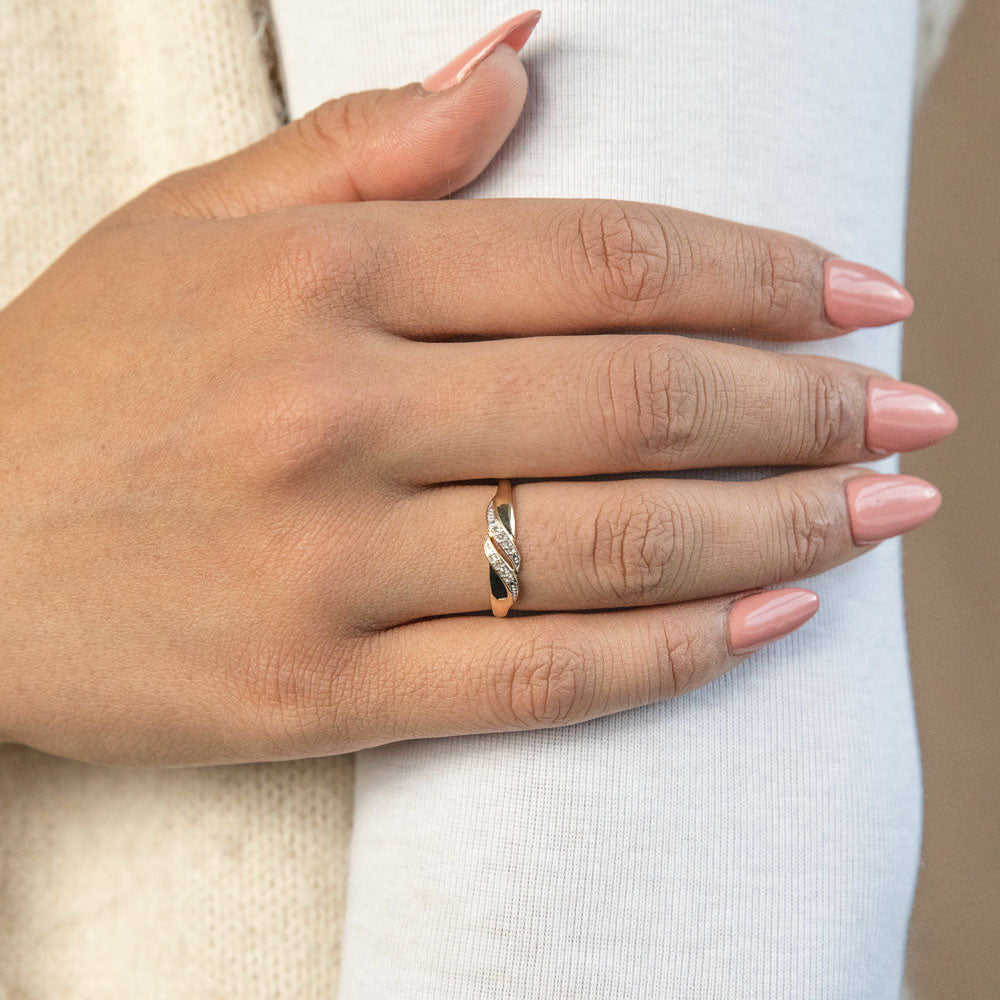 Stunning 9ct Yellow Gold Ring Adorned with 8 Brilliant Round Diamonds