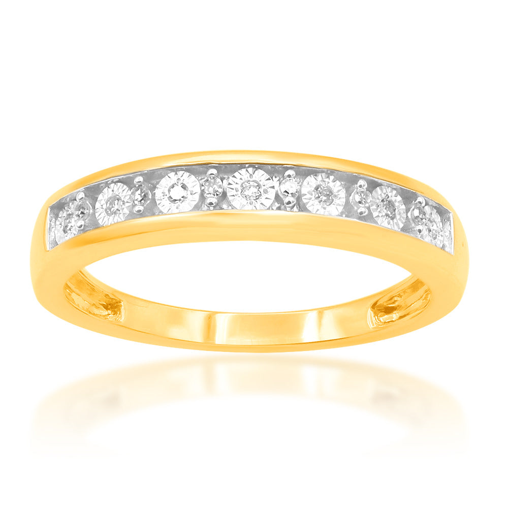 Stunning 9ct Yellow Gold Ring Adorned with 13 Brilliant Diamonds