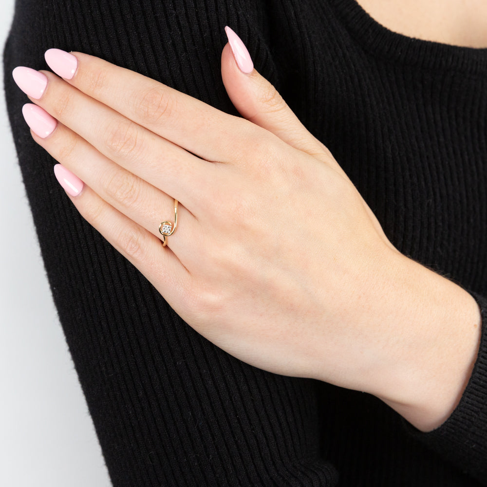 Stunning 9-carat Yellow Gold Diamond Engagement Ring for a Timeless Look