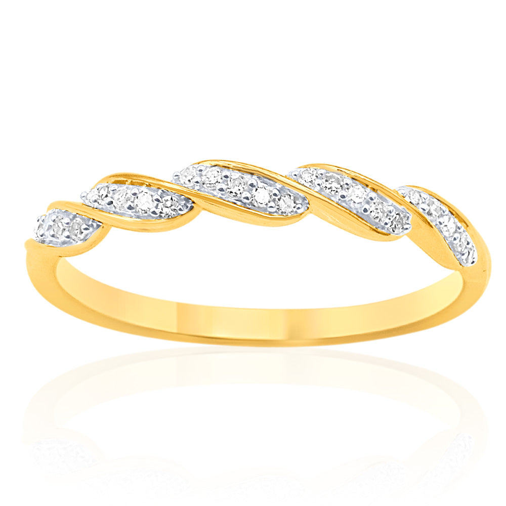 Stunning 9ct Yellow Gold Diamond Ring Adorned With 25 Sparkling Brilliant Diamonds