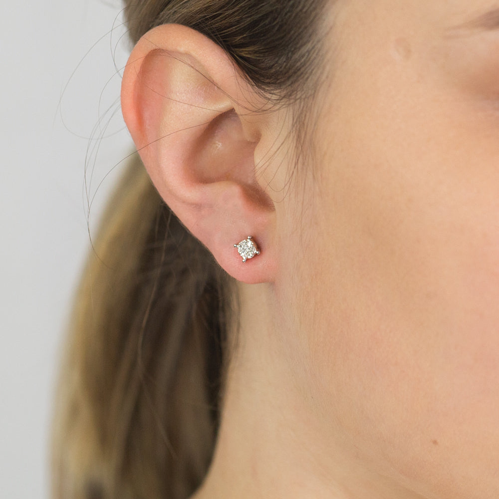 Exquisite 9 - carat Yellow Gold Stud Earrings Adorned with 14 Sparkling Brilliant Cut Diamonds