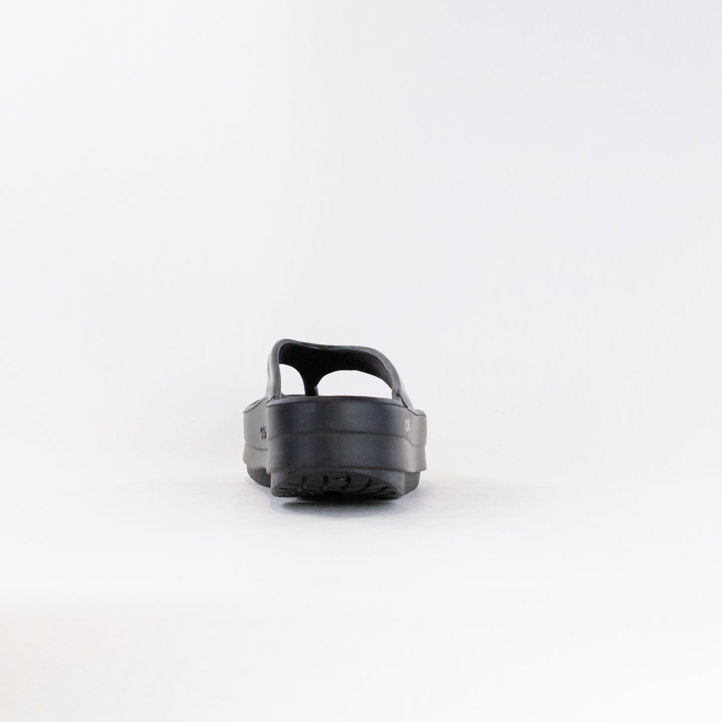 OOFOS Women's Black OOMega Oolala Thong Sandals for Active Recovery