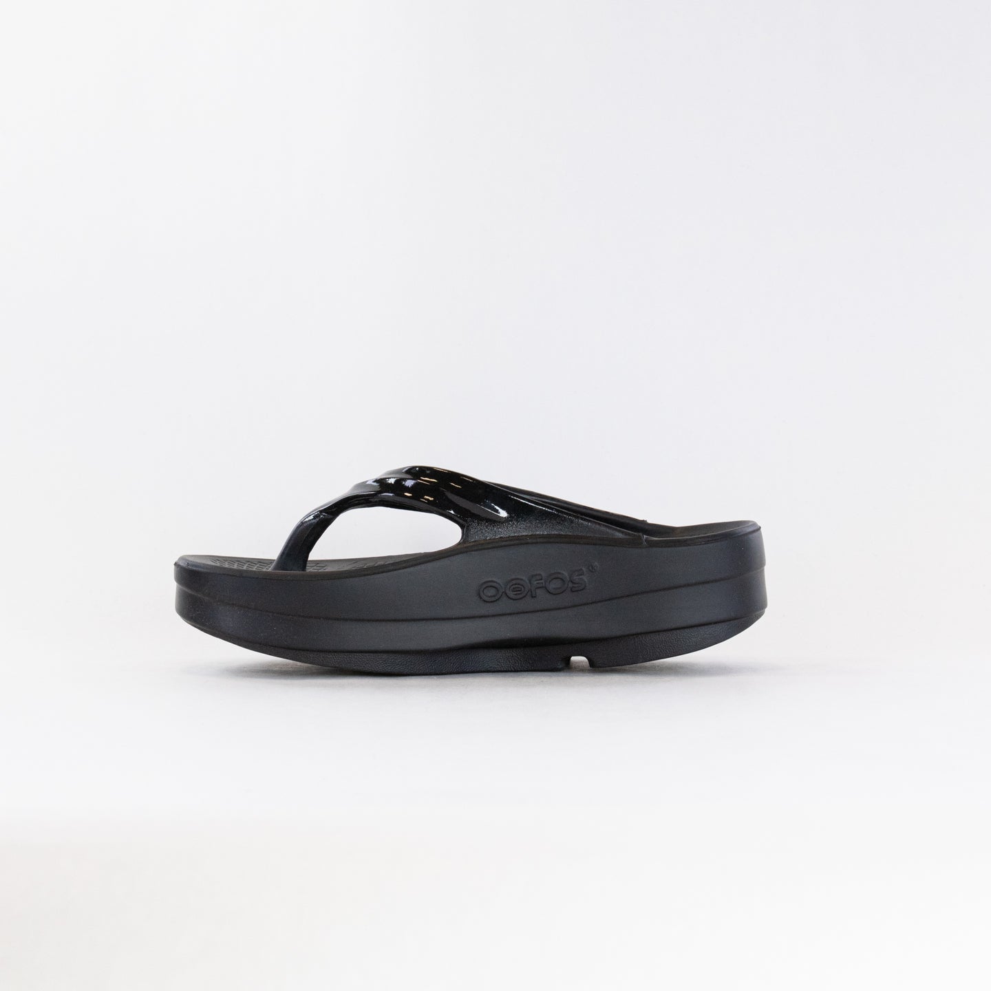 OOFOS Women's Black OOMega Oolala Thong Sandals for Active Recovery