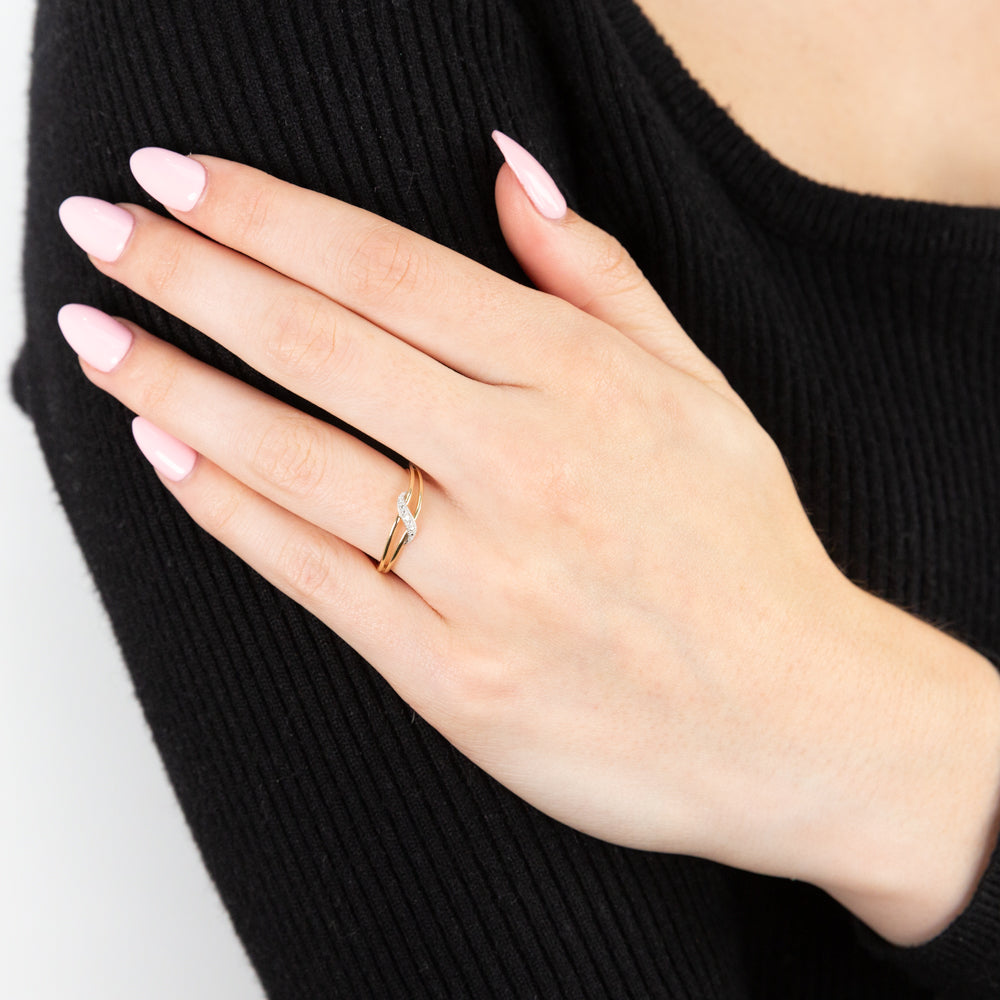 Exquisite 9ct Yellow Gold Ring with Captivating Diamond Stripes