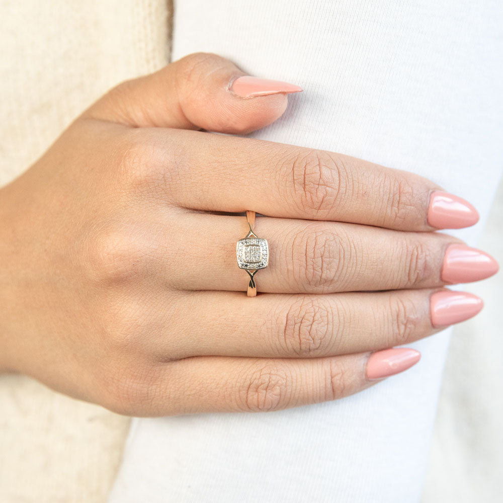 Exquisite 9ct Yellow Gold Diamond Ring Set Featuring 17 Stunning Brilliant Diamonds