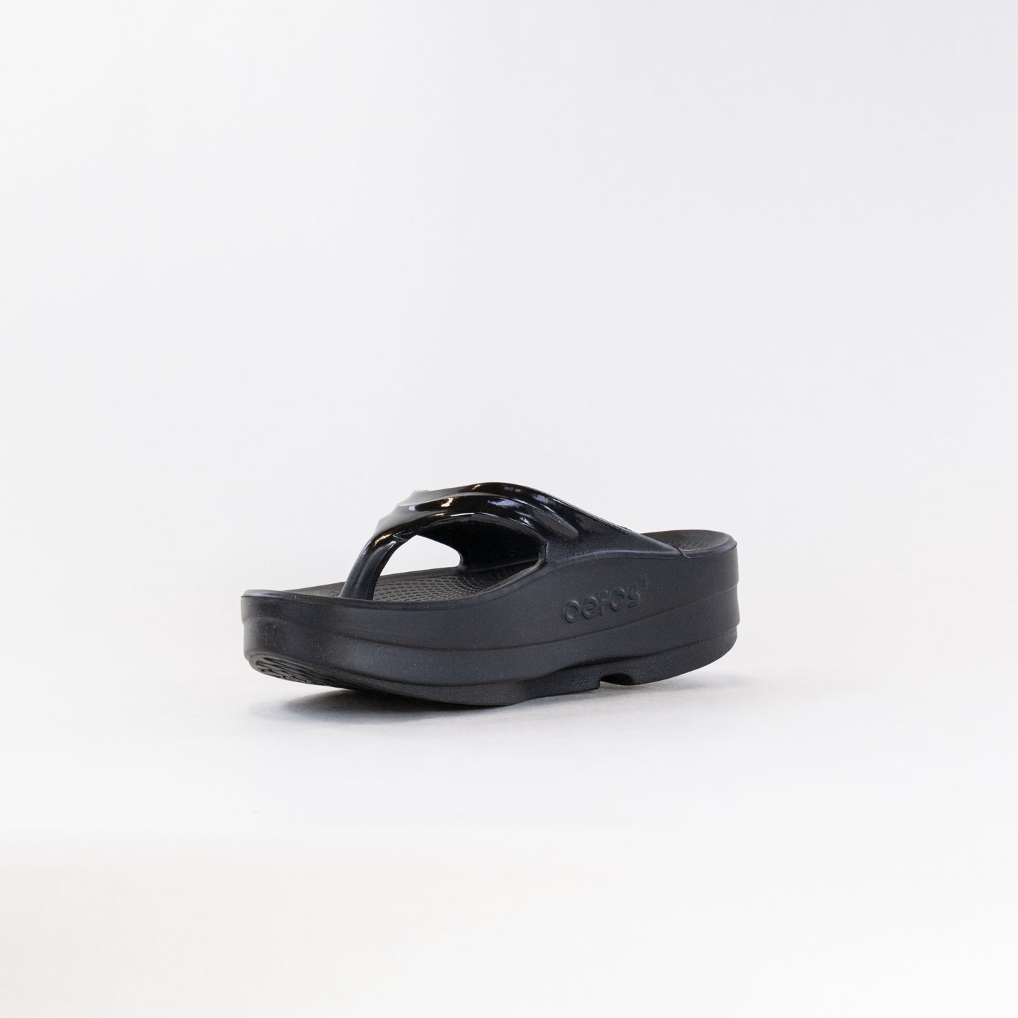 OOFOS Women's Black OOMega Oolala Thong Sandals for Active Recovery