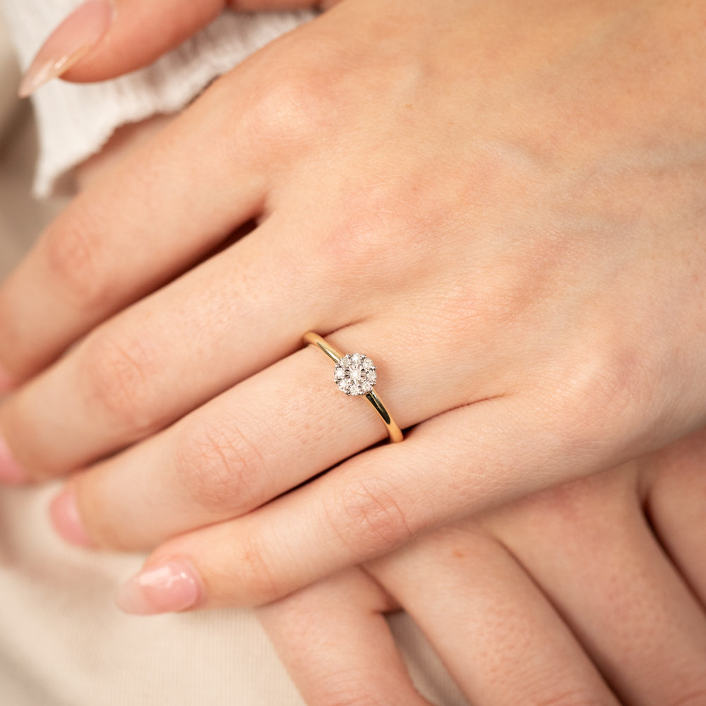 Stunning 9ct Yellow Gold Ring Adorned with 9 Brilliant Cut Diamonds