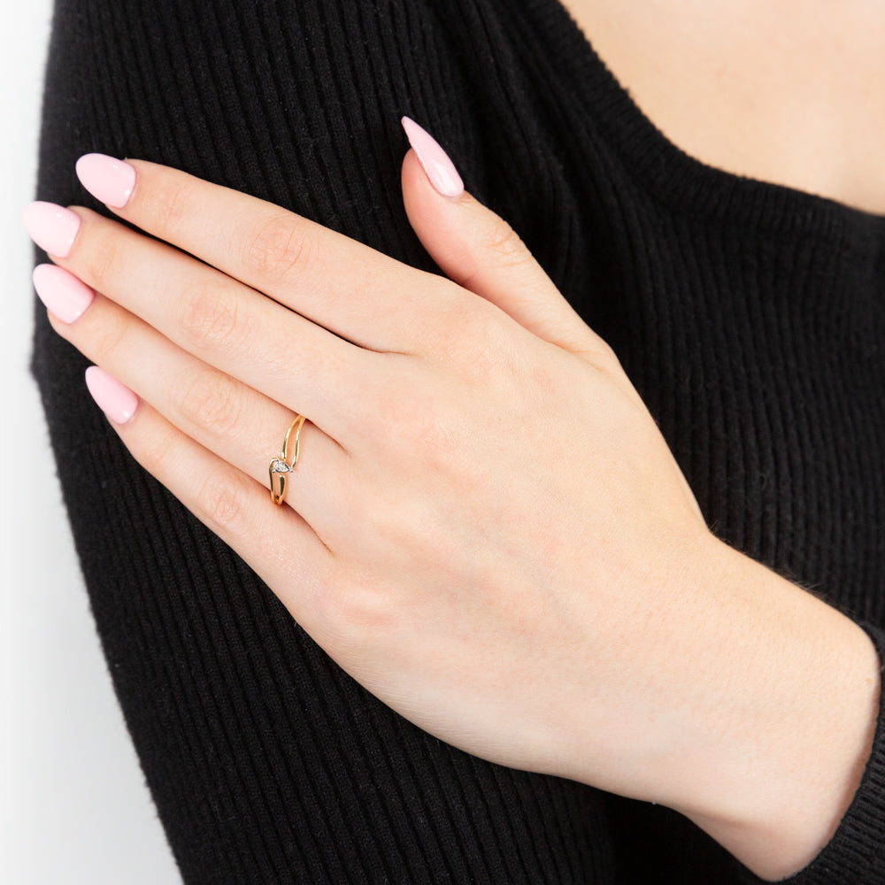 Stunning 9ct Yellow Gold Single Diamond Ring with Swirling Shank