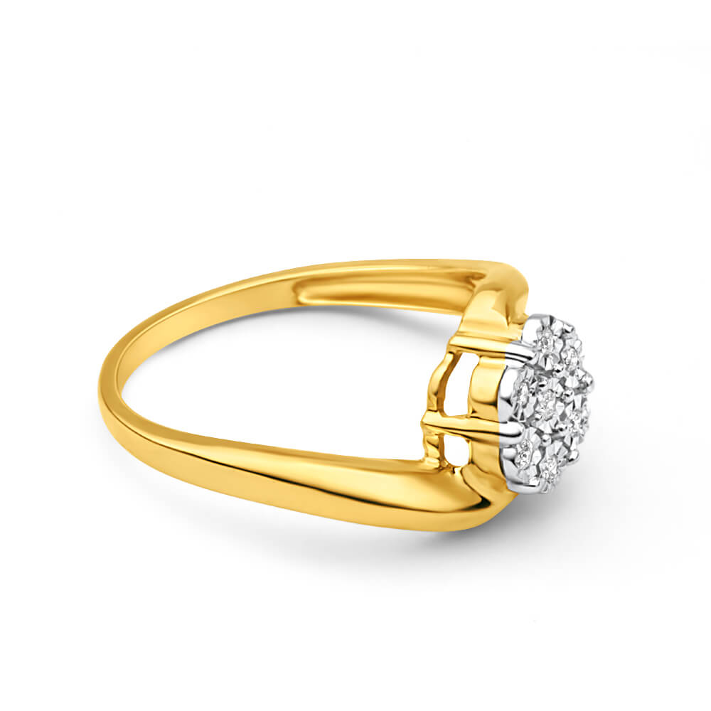 Stunning 9ct Yellow Gold Diamond Ring Set Featuring 7 Brilliantly Cut Diamonds for a Glamorous Look