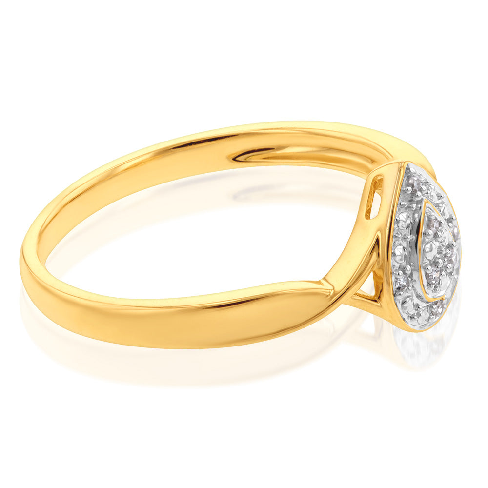 Stunning 9ct Yellow Gold Ring with a Cluster of 7 Brilliant Cut Pear - Shaped Diamonds