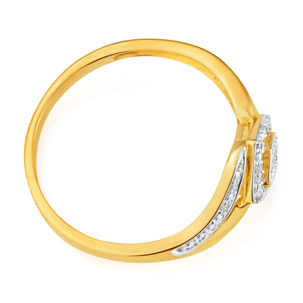 Exquisite 9ct Yellow Gold Ring Adorned with 20 Brilliant - Cut Diamonds
