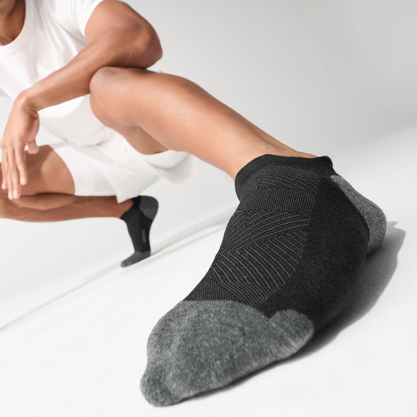 Feetures Elite No Show Tab Socks with Maximum Cushion in Black Color