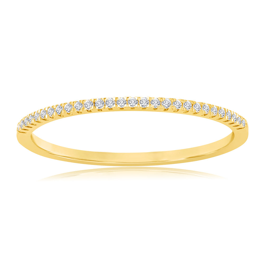 Exquisite 9ct Yellow Gold Ring Embellished with Diamonds