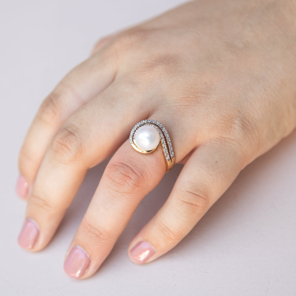 9-carat Yellow Gold Cultured Pearl and Diamond Swirl Design Women's Ring
