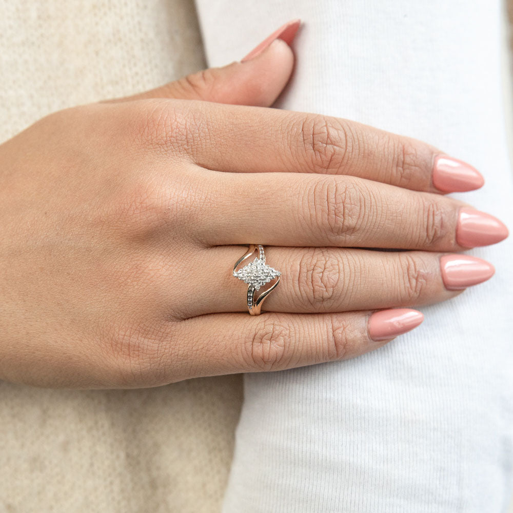 Exquisite 9ct Yellow Gold Ring Set with 15 Stunning Brilliant Cut Diamonds