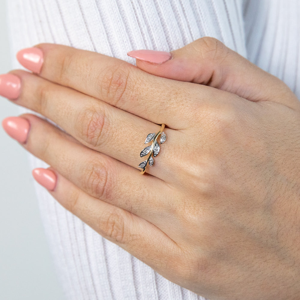 Stunning 9ct Yellow Gold Ring Set with 6 Brilliantly Cut Diamonds