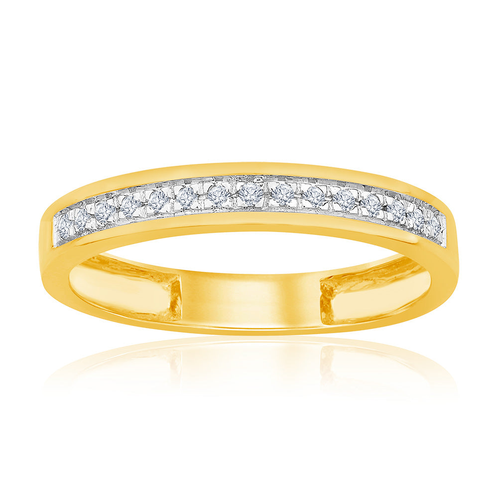 Exquisite 9ct Yellow Gold Ring Embellished with Diamonds
