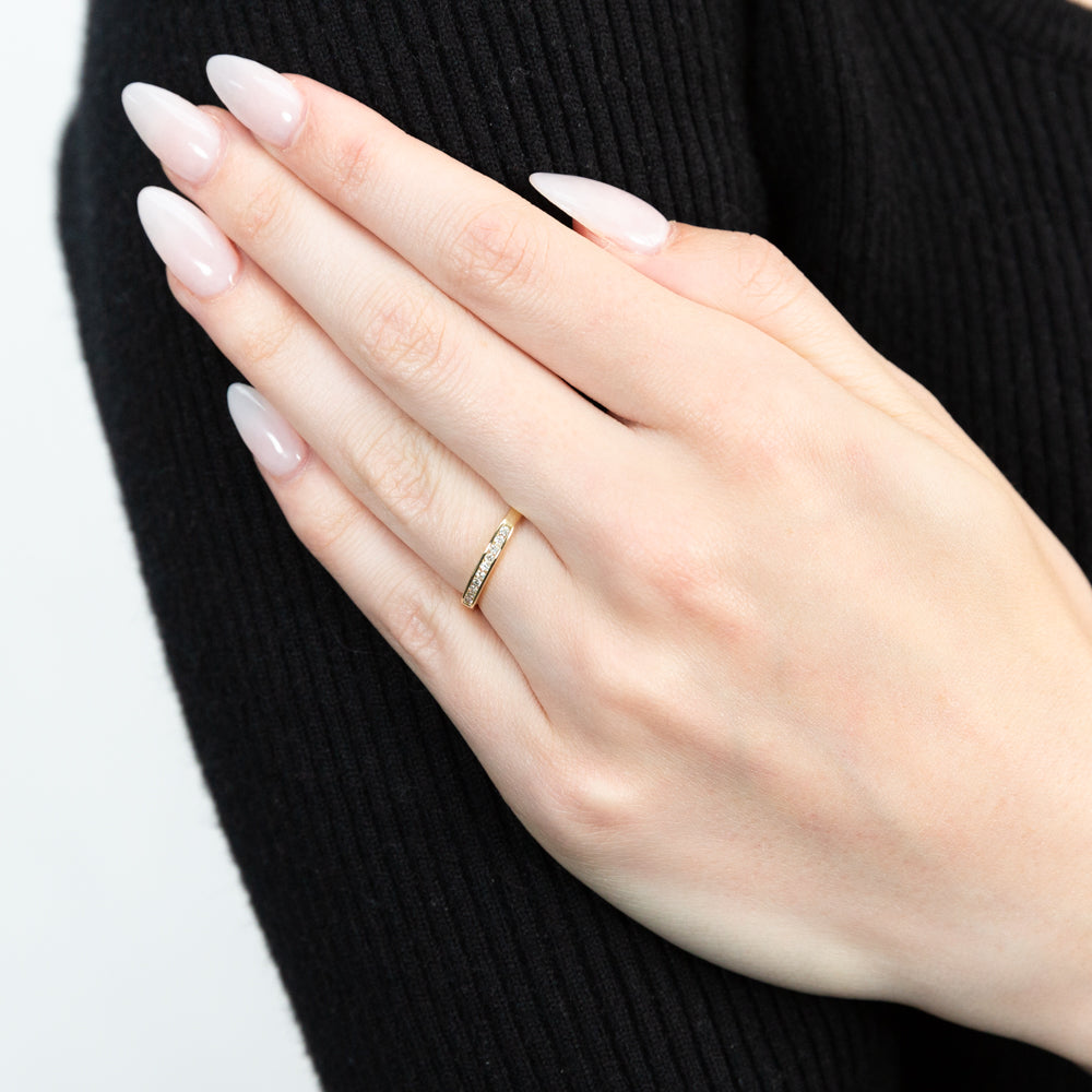Exquisite 9ct Yellow Gold Ring Set with 10 Stunning Brilliant-Cut Diamonds