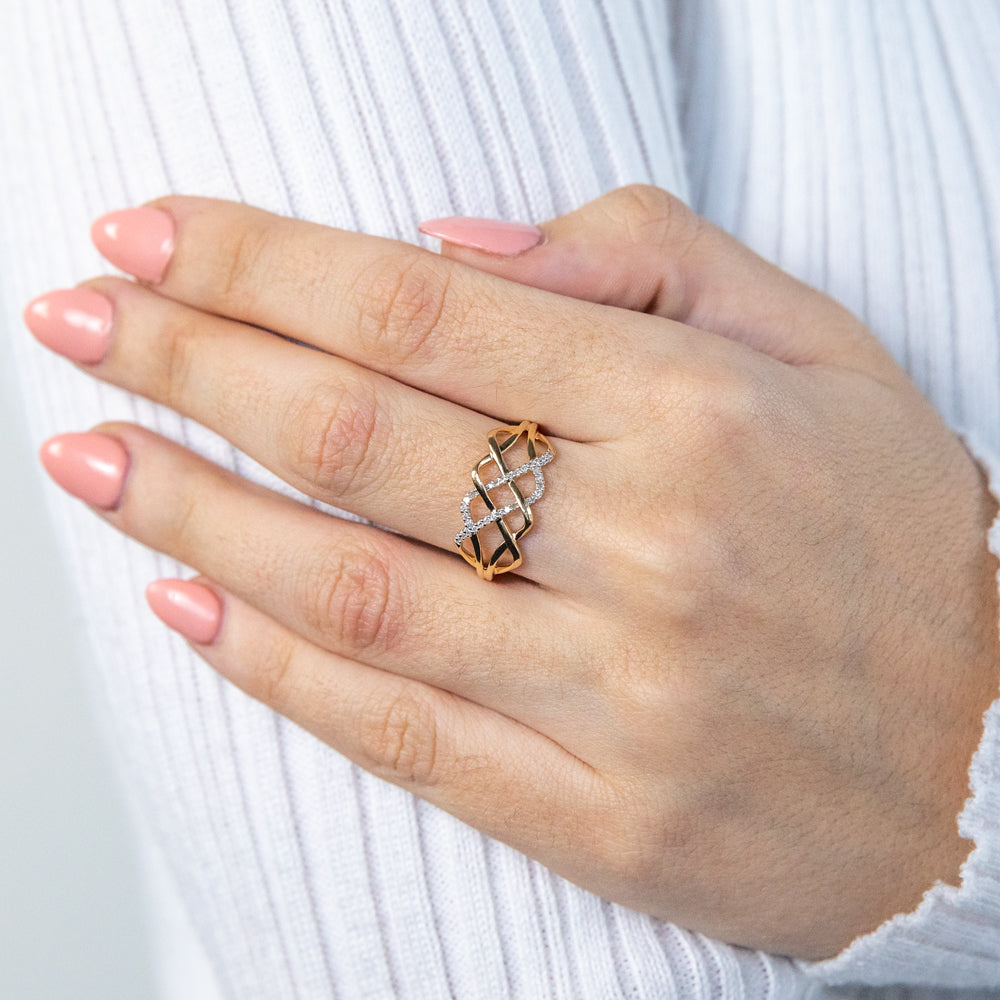 Stylish 9ct Yellow Gold Ring Embellished with 30 Sparkling Diamonds