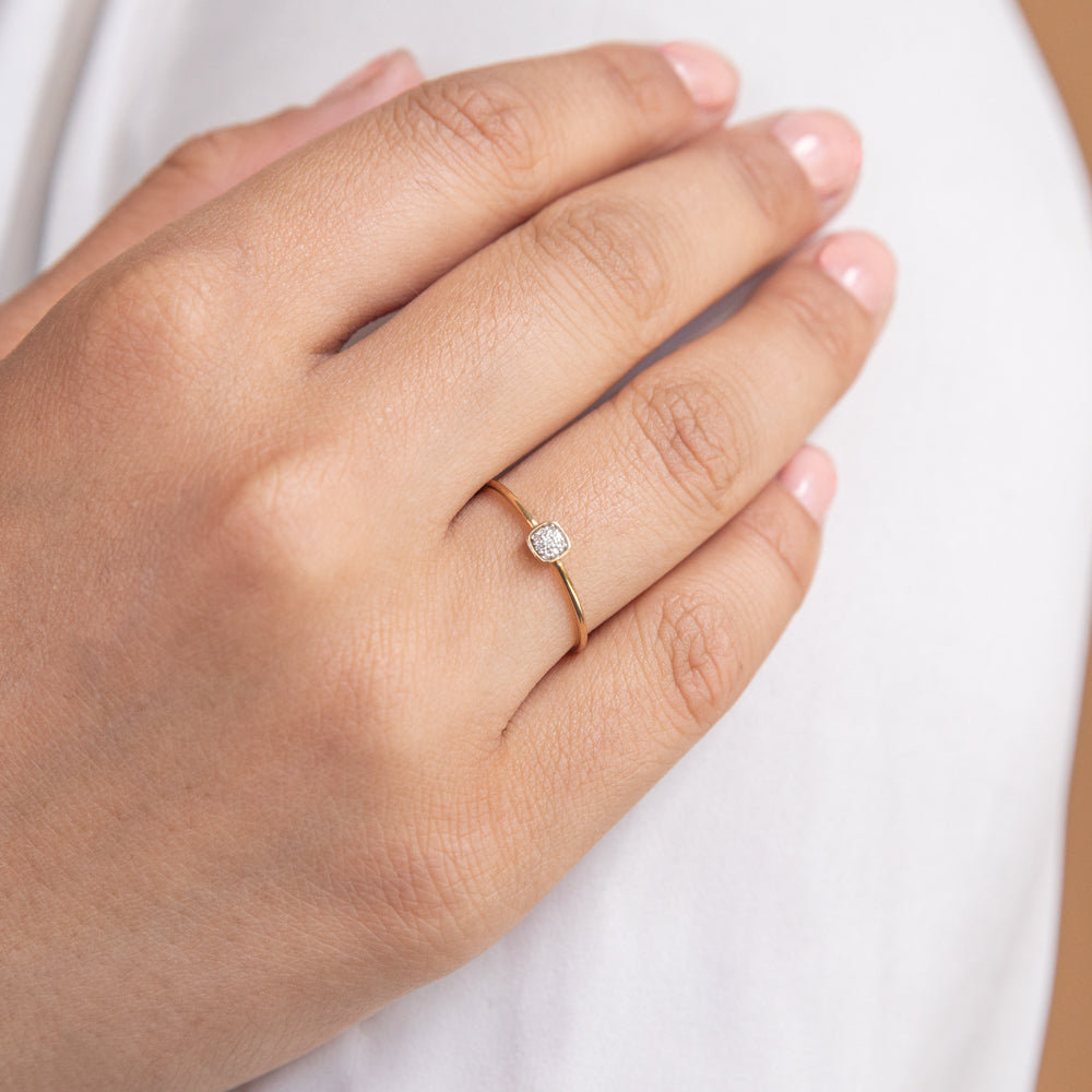 Exquisite 9 Carat Yellow Gold Women's Diamond Ring Adorned with 8 Brilliant Cut Diamonds