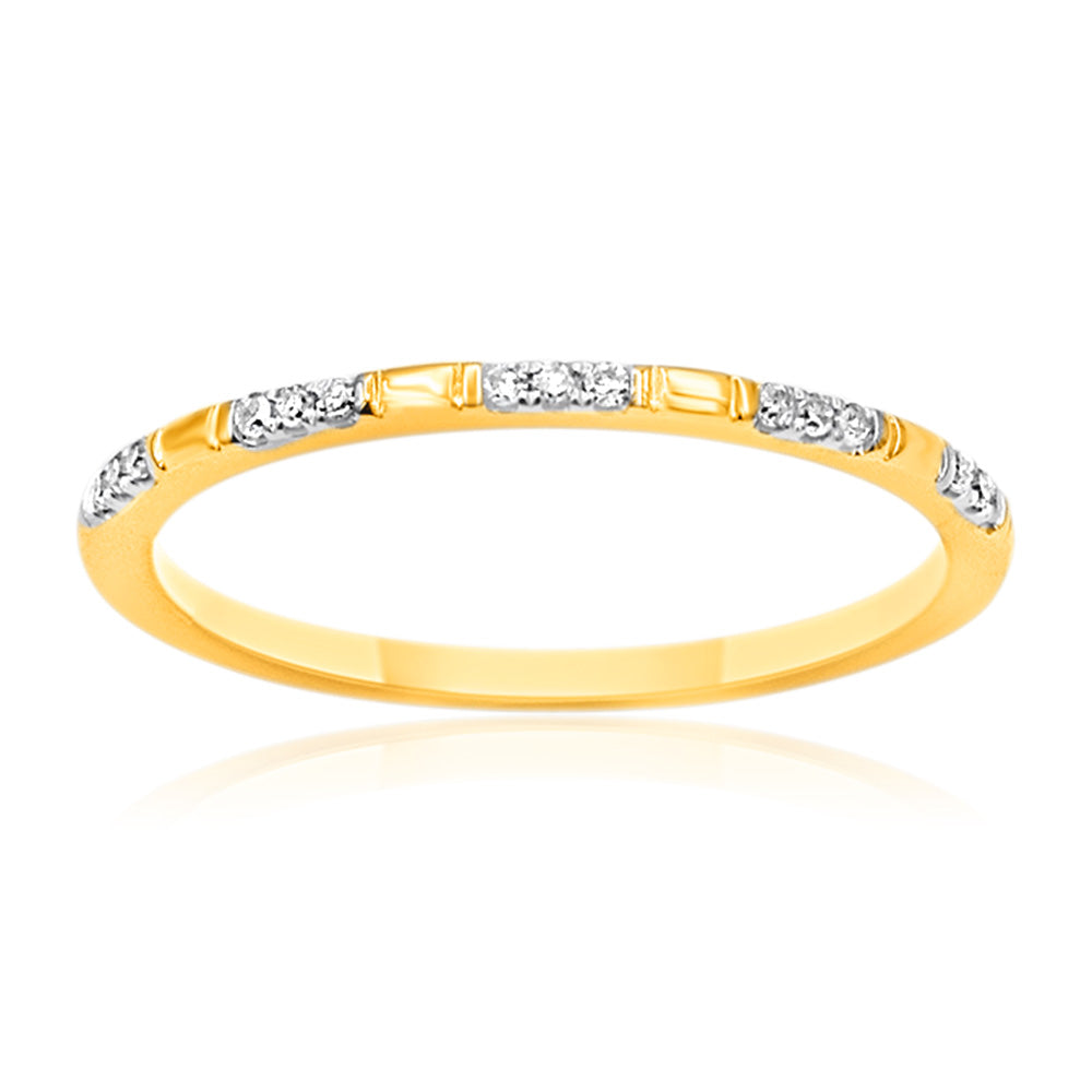 Stunning 9ct Yellow Gold Engagement Ring Adorned With 15 Sparkling Brilliant Diamonds